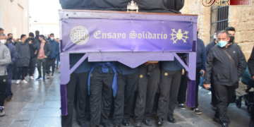 Kilos de solidaridad en el ensayo de las cuadrillas del Nazareno a los sones de Lágrimas de Dolores