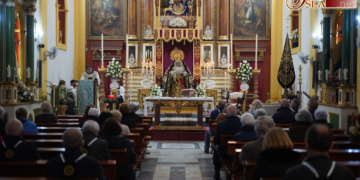 Los hermanos de Misericordia arropan a la Virgen de la Piedad en el tercer día de Triduo