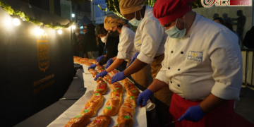 100 metros de roscón marcan la solidaridad de la mano de los rocieros isleños