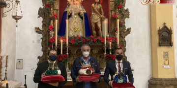Columna entrega las coronas a los emisarios de los Reyes Magos