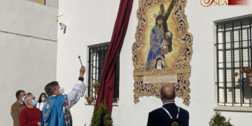 Misericordia bendijo un azulejo en el patio interior de la Pastora