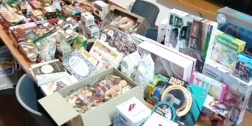 La Hermandad del Rosario entrega productos navideños a San Vicente de Paúl