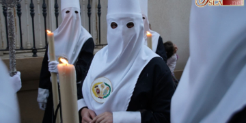 Caridad anuncia el reparto de túnicas que se realizará en el almacén de la calle Velarde