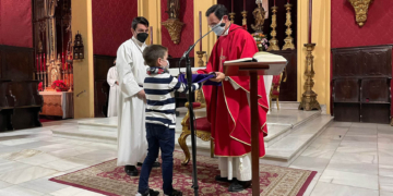 Bendecido un nuevo fajín hebreo para la Virgen de los Dolores del Nazareno