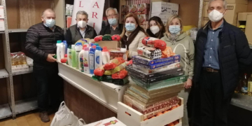 Nazareno colabora con Cáritas de la Iglesia Mayor con alimentos y productos de higiene
