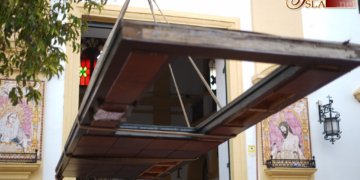 Las puertas del lateral de la Pastora retiradas para ser resanadas antes de Cuaresma