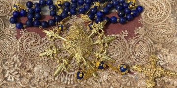 Donación de un rosario para la Virgen de los Dolores del Nazareno