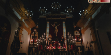 Así es el altar de Triduo de la Vera-Cruz… a la luz de las velas