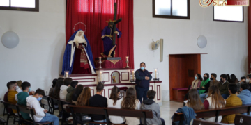 Los jóvenes cofrades conocen la Hermandad de las Tres Caídas previo al Vía-Crucis