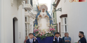 Los antiguos alumnos de las Carmelitas rezaron el rosario junto a la Virgen del Dulce Nombre