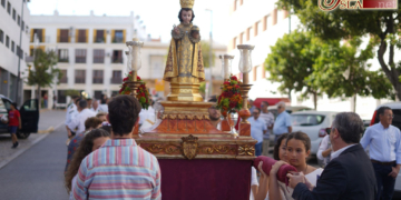 El Niño Jesús de Praga salió en procesión a hombros de los más jóvenes