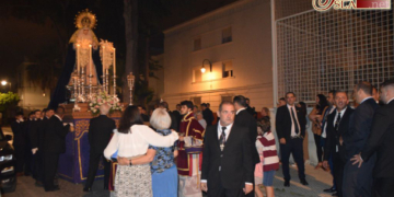 La Virgen del Amor recorrió las calles de la Bazán en rosario de antorchas