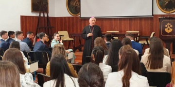 Monseñor Zornoza visita la Parroquia del Carmen