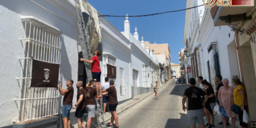 La calle Carmen comienza a engalanarse para el paso de la Patrona