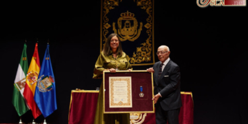 Juan García Cubillana recibió la Medalla de la Ciudad: El pediatra que posó para el Cristo del Perdón