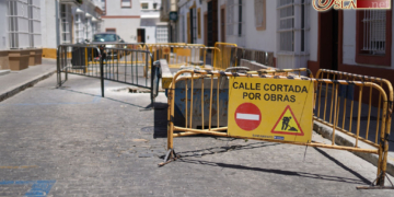 Casualidad o no… han comenzado a arreglar el socavón de Manuel Roldán