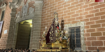 La Virgen de los Dolores volvió a recorrer las calles de La Isla en rosario de antorchas