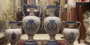 Un grupo de hermanos de Columna dona unos jarrones para el altar de diario