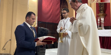 Donan a la Virgen de las Lágrimas un pañuelo de encaje de bolillos