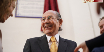 Una placa conmemora que José Carlos Fernández Moreno nació y creció en el número 6 de la calle Jesús