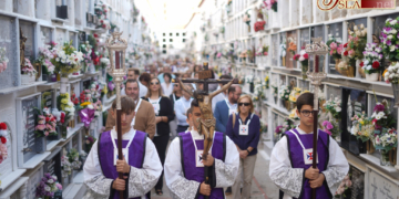 Los hermanos de Medinaceli rezaron por los fieles difuntos en el cementerio