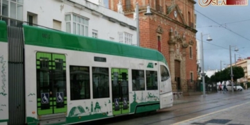 Junta y Ayuntamiento quieren hacer una inspección técnica para valorar «la compatibilidad» entre la calle Real, los eventos y el tranvía