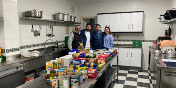 Coronación de Espinas entrega a San Vicente de Paúl los alimentos recogidos en la campaña de Navidad