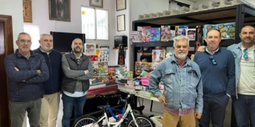 La Hermandad del Perdón entregó los juguetes recogidos por su cuadrilla en el ensayo solidario