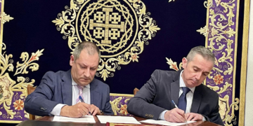 Nazareno firma con el taller de bordados Virgen del Carmen la ejecución del palio de la Virgen de los Dolores