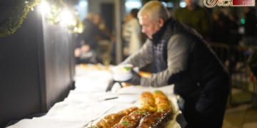 100 metros de roscón solidario se terminan en algo más de una hora gracias a los rocieros isleños