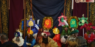 Los Reyes Magos visitaron el Belén de Columna y entregaron juguetes a los más pequeños