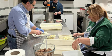 La cocina solidaria de Huerto inicia 2023 con un nuevo reparto de menús en San Vicente de Paúl