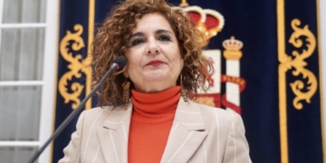 Montero confirma que el Gobierno no recurrirá la sentencia que exime de IVA a los palcos de la Semana Santa