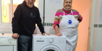 Pastora entrega una lavadora y 300 kilos de alimentos a San Vicente de Paúl