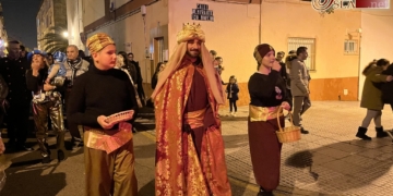El Cartero Real recogió los deseos de los más pequeños en su cabalgata hasta El incensario cofrade