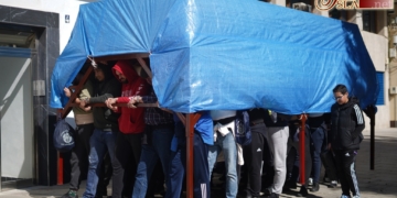 La cuadrilla de Coronación de Espinas ensaya con el nuevo paso