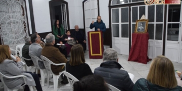 Un cartel recuerda que hace 50 años Mater Amabilis salió a las calles de La Isla por vez primera