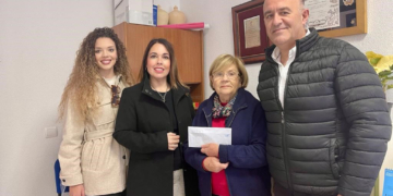 Soledad entrega al Pan Nuestro 876 euros de la subasta benéfica