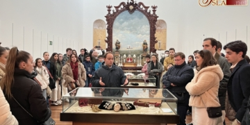 Más de 70 jóvenes conocen el patrimonio e historia de la Hermandad de la Soledad
