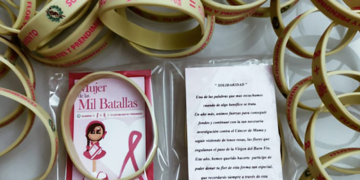 Vuelven las pulseras solidarias ‘Una pulsera, una flor’ en favor de la investigación del cáncer de mama