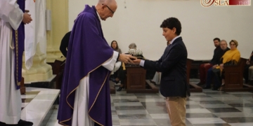 Versos, una venera de plata y una corona de paniculatas anuncian el inicio del expediente de Coronación de la Virgen de la Esperanza