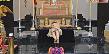 El Cristo de la Expiración de Cádiz en Besapiés previo a su Vía-Crucis