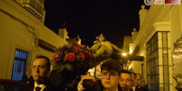 Devoción junto al crucificado del Cristo Viejo en su anual Vía-Crucis