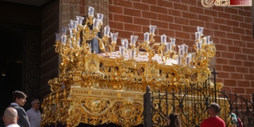 El paso de Jesús Cautivo luce dorado en su traslado a la Iglesia Mayor