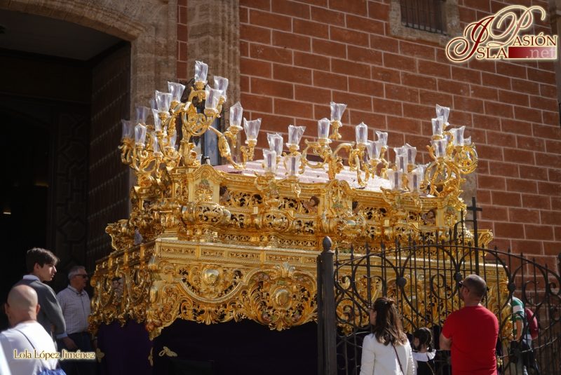 El paso de Jesús Cautivo luce dorado en su traslado a la Iglesia Mayor