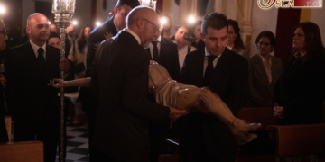 Jesús Posada y Mariano Domínguez llevaron a la Vera-Cruz a su altar de Besapiés