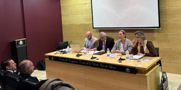 Alfonso Berraquero y la Pastora de Trille en una conferencia con motivo de la Gubia de plata