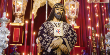 Cientos de fieles y devotos pasan junto a Jesús Cautivo en su Besapié