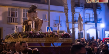 El Señor de la Coronación de Espinas ya recorre las calles de La Isla en Vía-Crucis