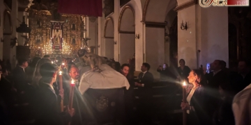 El broche del Domingo de Pasión en el Carmen con el traslado solemne del Cristo Yacente